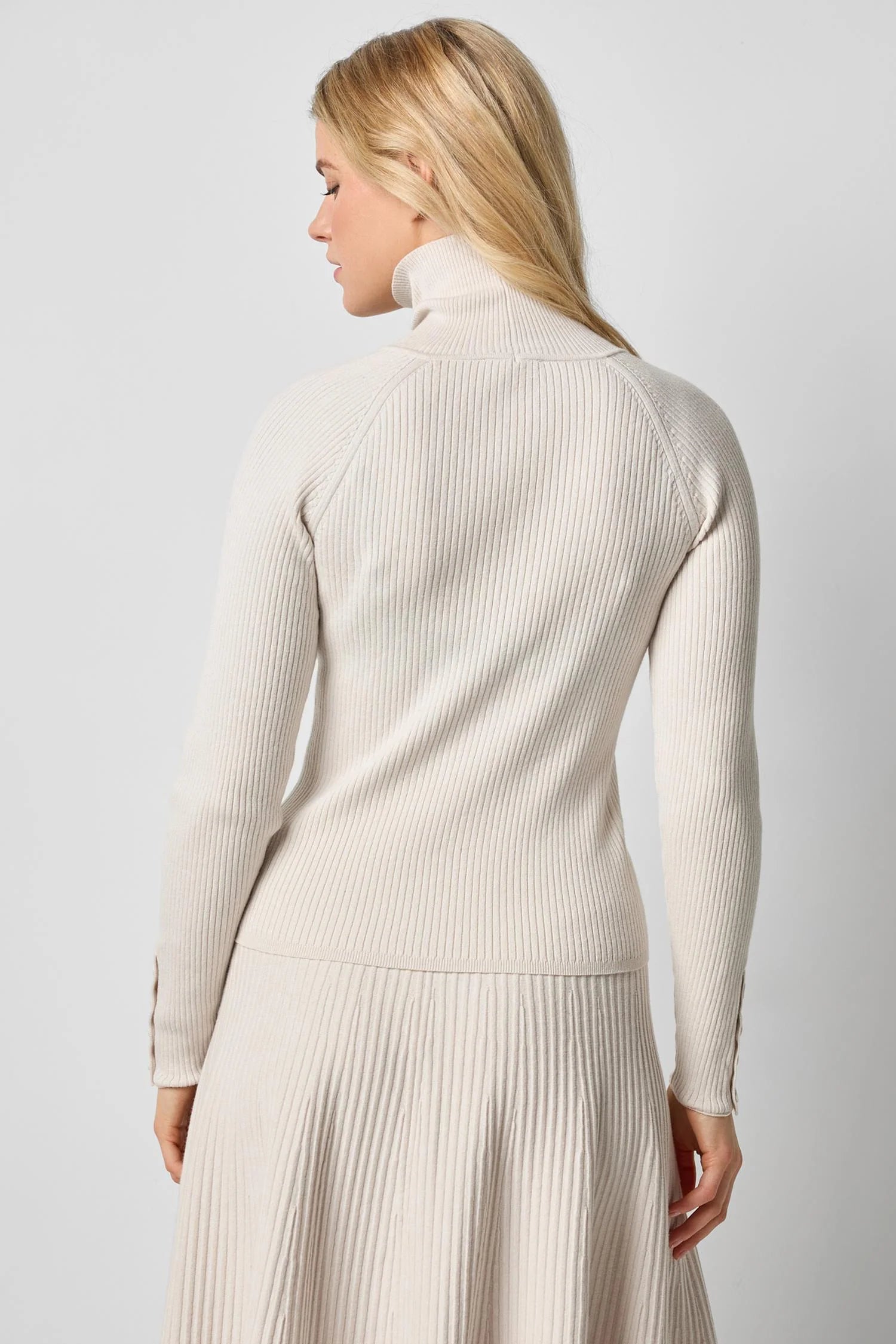 SLIM RIB TURTLENECK
