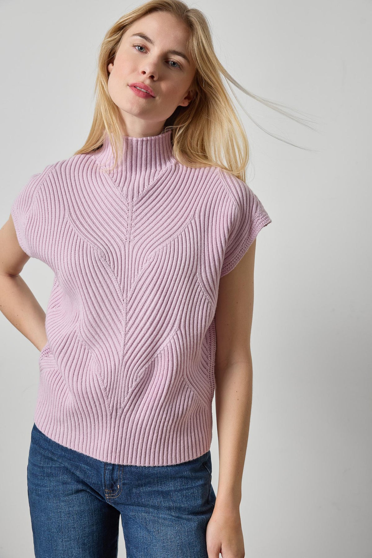CABLE WEDGE SWEATER